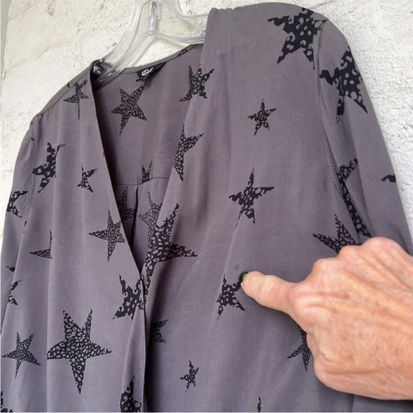 Rails Hillary Charcoal Cheetah
Stars Faux Wrap Pullover Blouse
Size Small - Picture 9 of 13